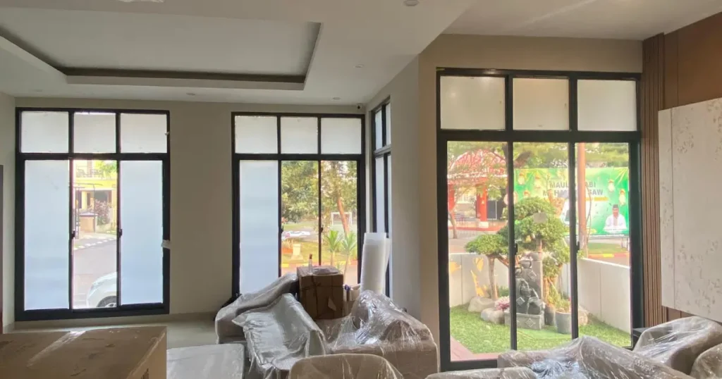 Jendela minimalis dengan smart film dalam mode buram untuk privasi instan.
