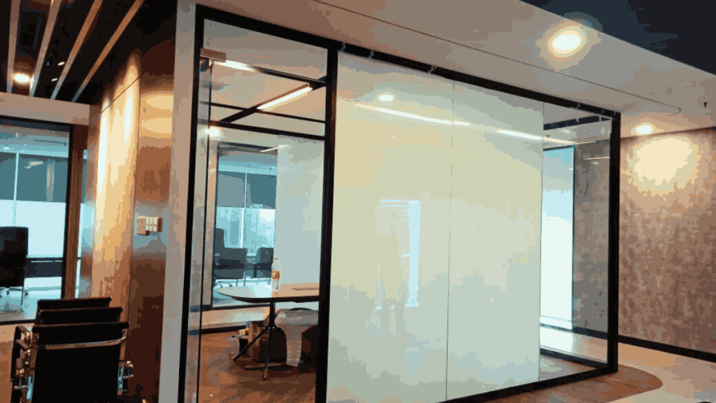 Pemasangan smart film full pada sebuah jendela untuk meningkatkan privasi dan mengatur cahaya secara otomatis