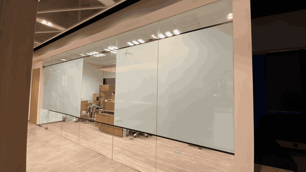 Pemasangan smart film dengan metode hanging pada sebuah jendela untuk mengontrol cahaya dan privasi