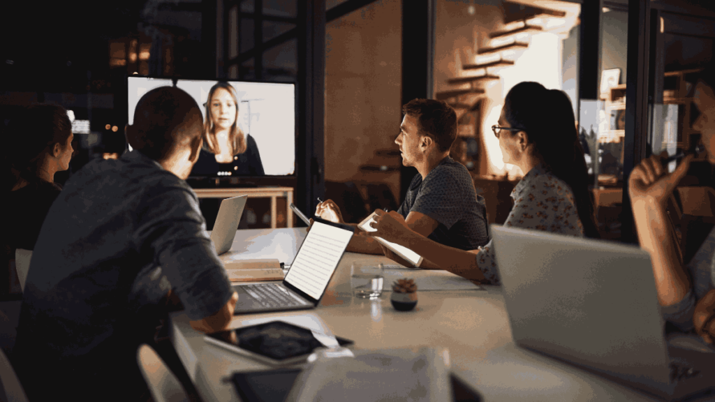 antara roller blind dengan smart film dalam menyesuaikan dengan cahaya