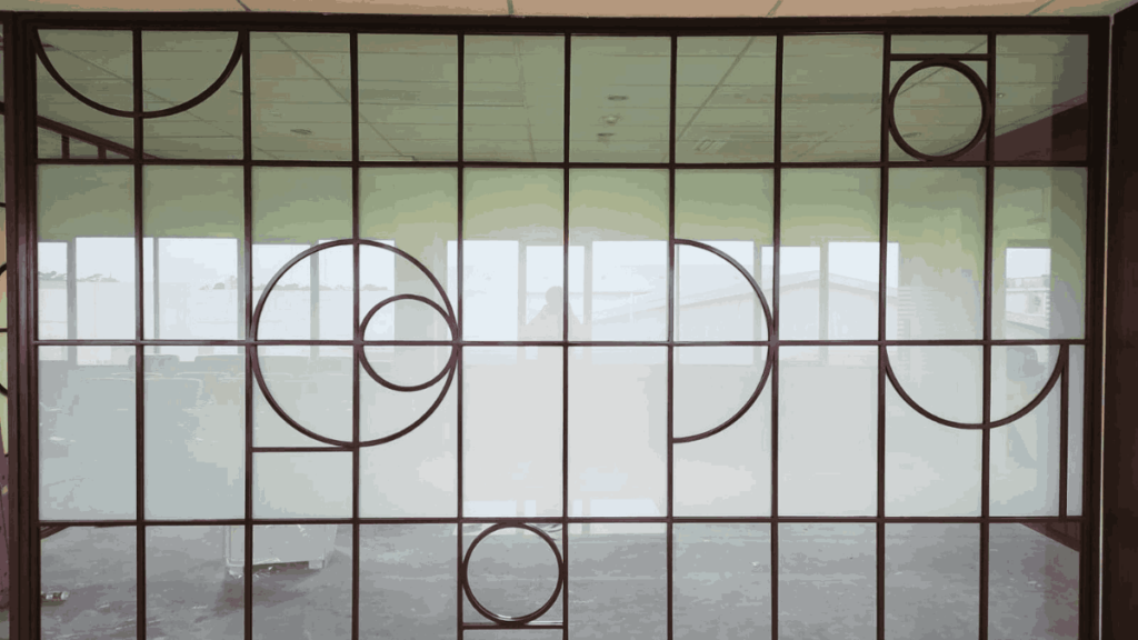 Pemasangan smart film pada modul frame & window untuk mengontrol privasi dan cahaya secara efisien