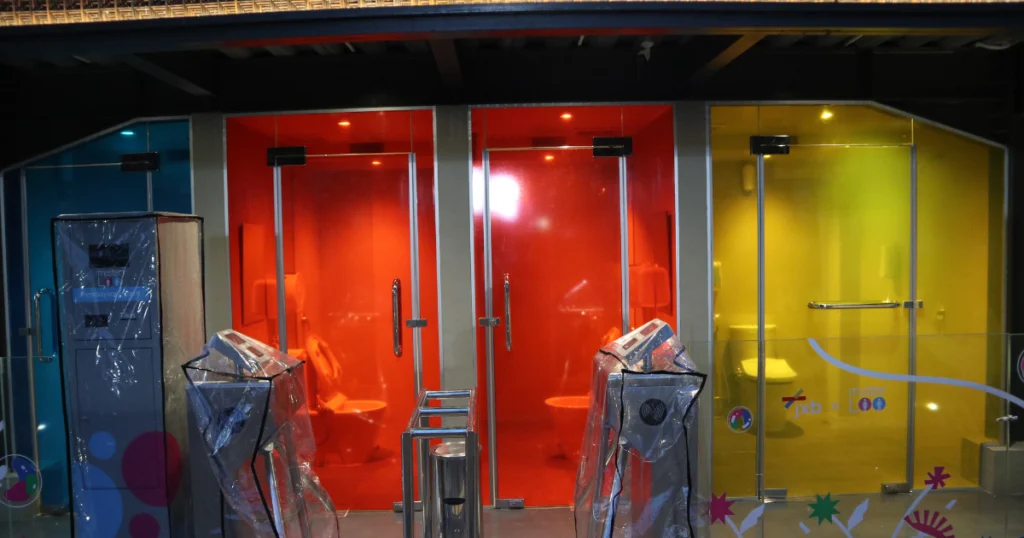 Teknisi sedang memasang Smart Film pada kaca pintu toilet futuristik ala jepang